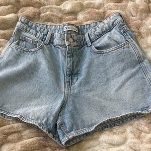 Zara light wash mom shorts